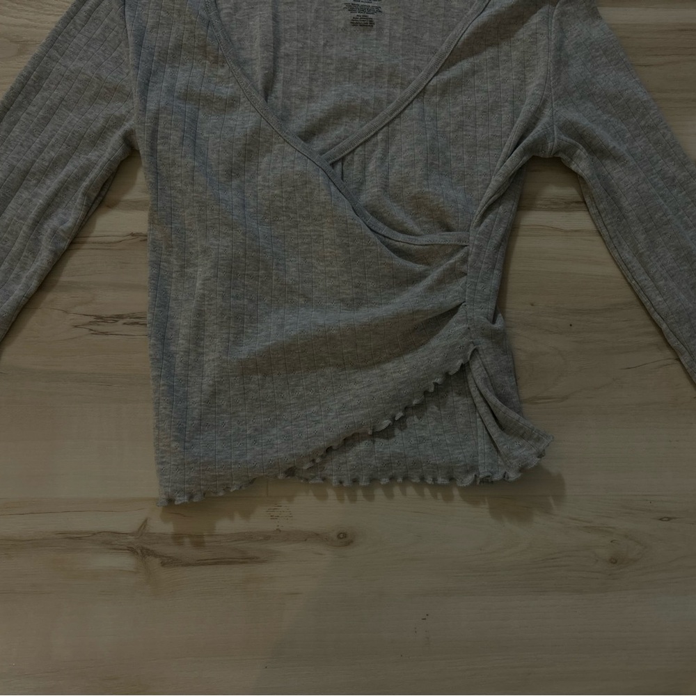 SO Womens Medium Gray Ribbed Wrap Style Top Long Sleeve V Neck Lettuce Hem - Picture 3 of 10